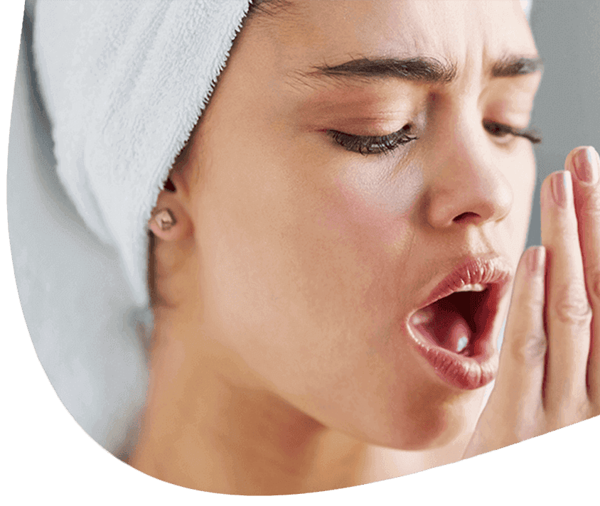 Frisch gebadete Frau, die in ihre Handfläche bläst